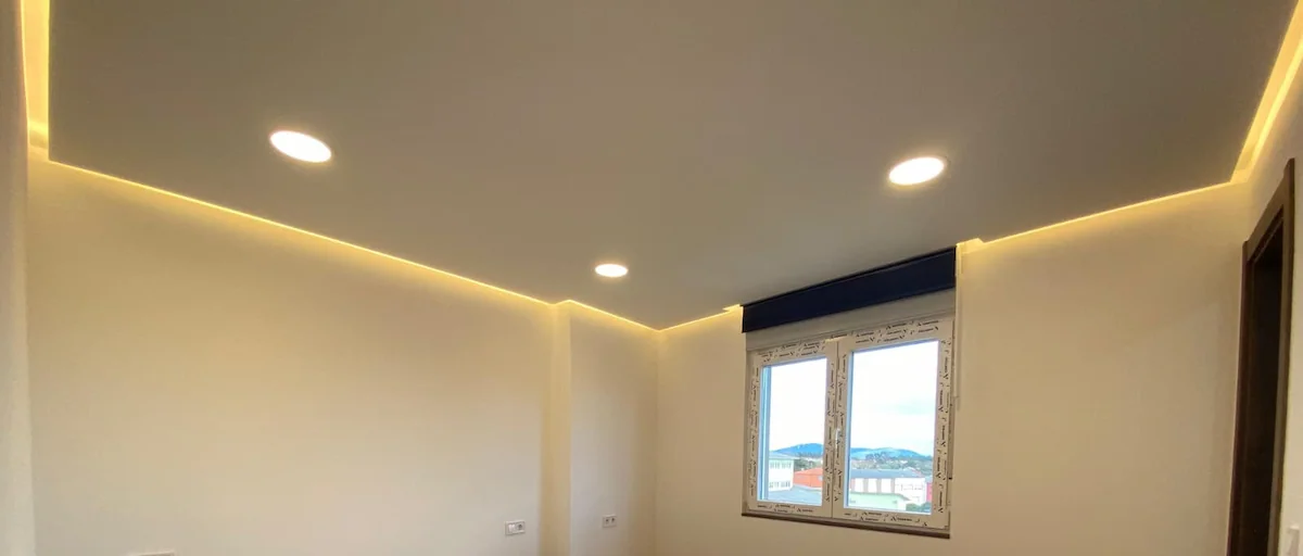Falso techo continuo de pladur con iluminación LED en vivienda en Santiago de Compostela