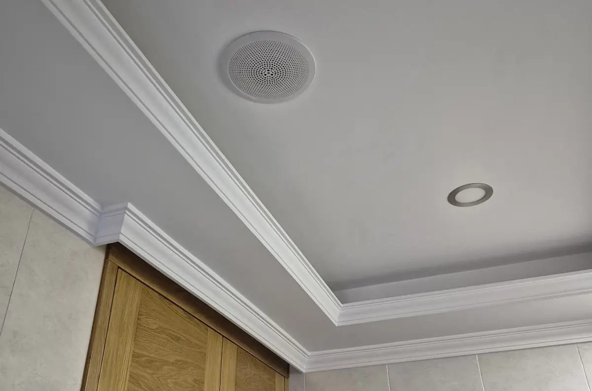 Moldura decorativa en techo de pladur con acabado clásico en vivienda en Santiago de Compostela