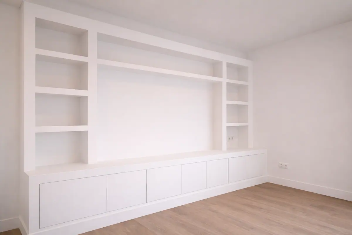 Mueble de obra en pladur a medida con estanterías integradas en vivienda en Santiago de Compostela