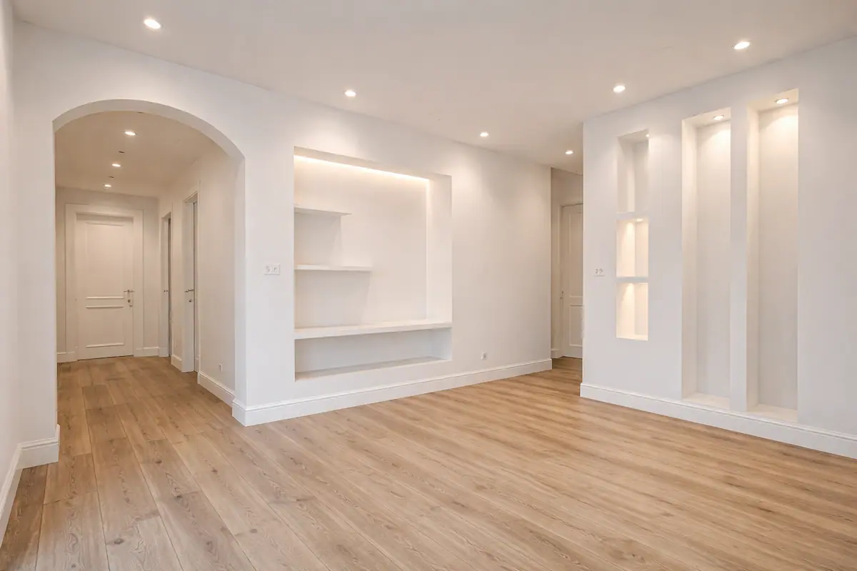 Muebles de obra y tabiques de pladur con nichos decorativos en vivienda en Santiago de Compostela
