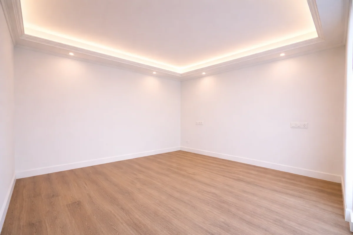 Techo de pladur con iluminación indirecta LED en vivienda en Santiago de Compostela