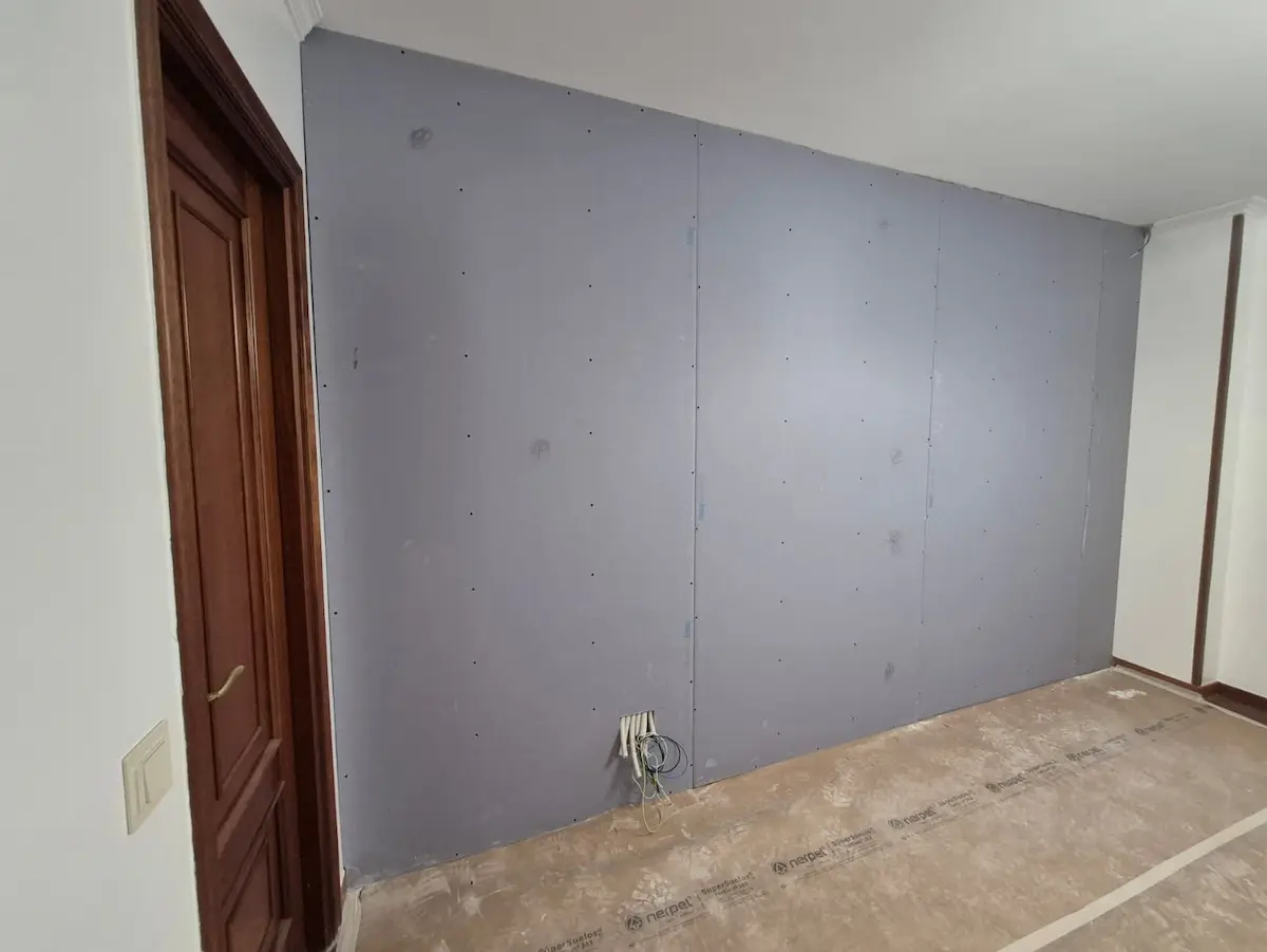 Instalación de pladur en proceso en vivienda en Santiago de Compostela