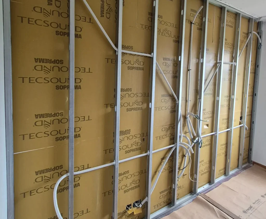 Trasdosado de pladur con aislamiento acústico y estructura metálica en vivienda en Santiago de Compostela